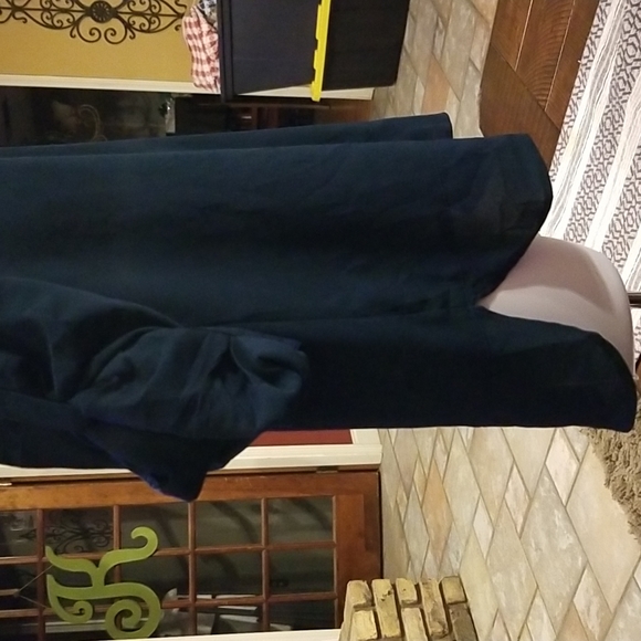 🌺NEW YORK & COMPANY V-neck- Roll-Sleeve Button-Down - Picture 3 of 12